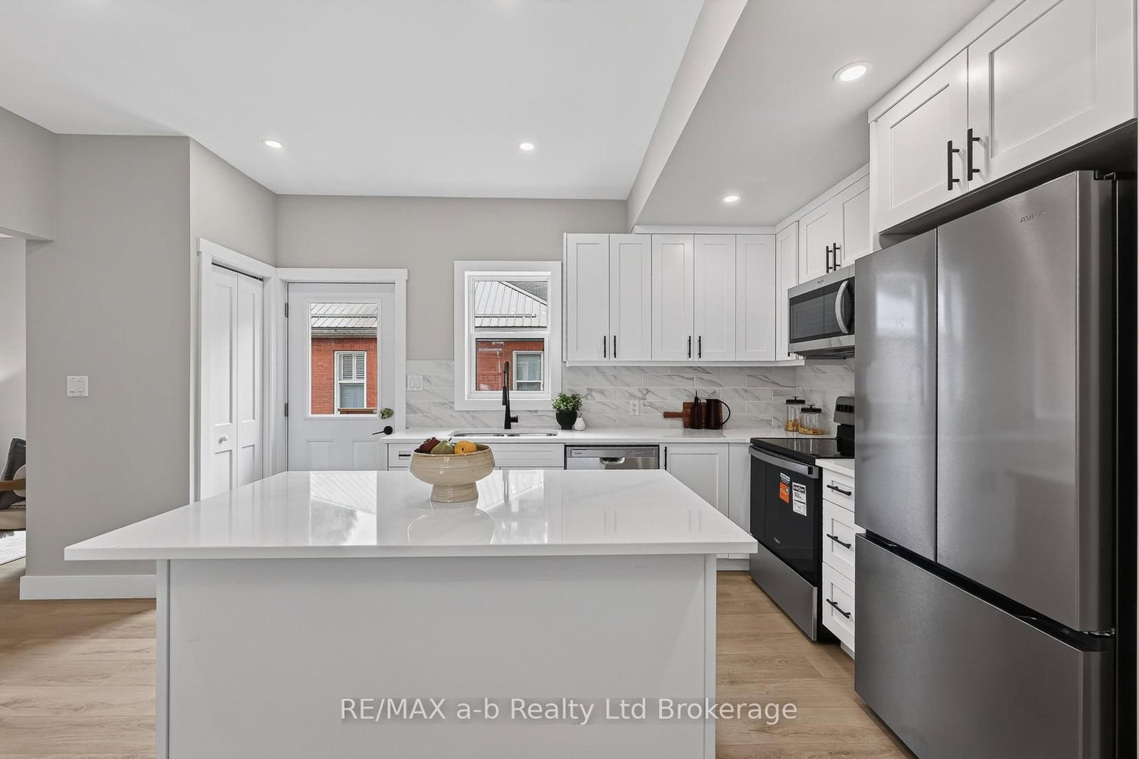 91 Winniett Street • Woodstock, ON photo 10