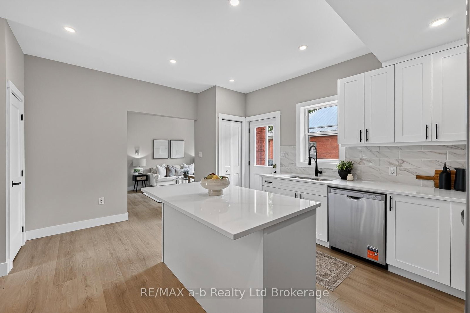 91 Winniett Street • Woodstock, ON photo 13