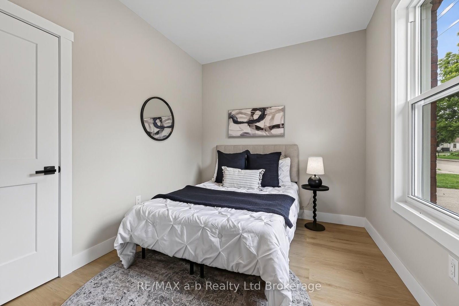 91 Winniett Street • Woodstock, ON photo 22