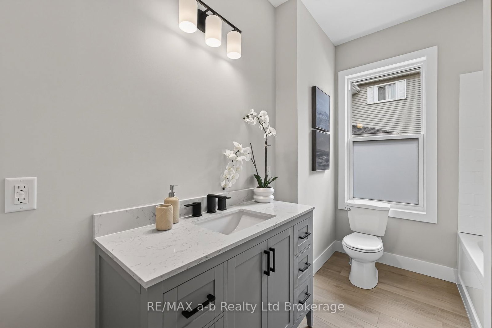 91 Winniett Street • Woodstock, ON photo 24