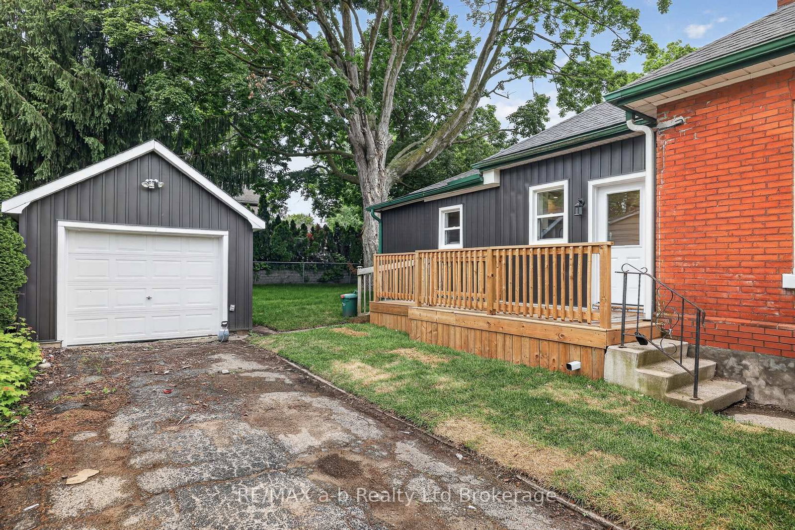 91 Winniett Street • Woodstock, ON photo 3