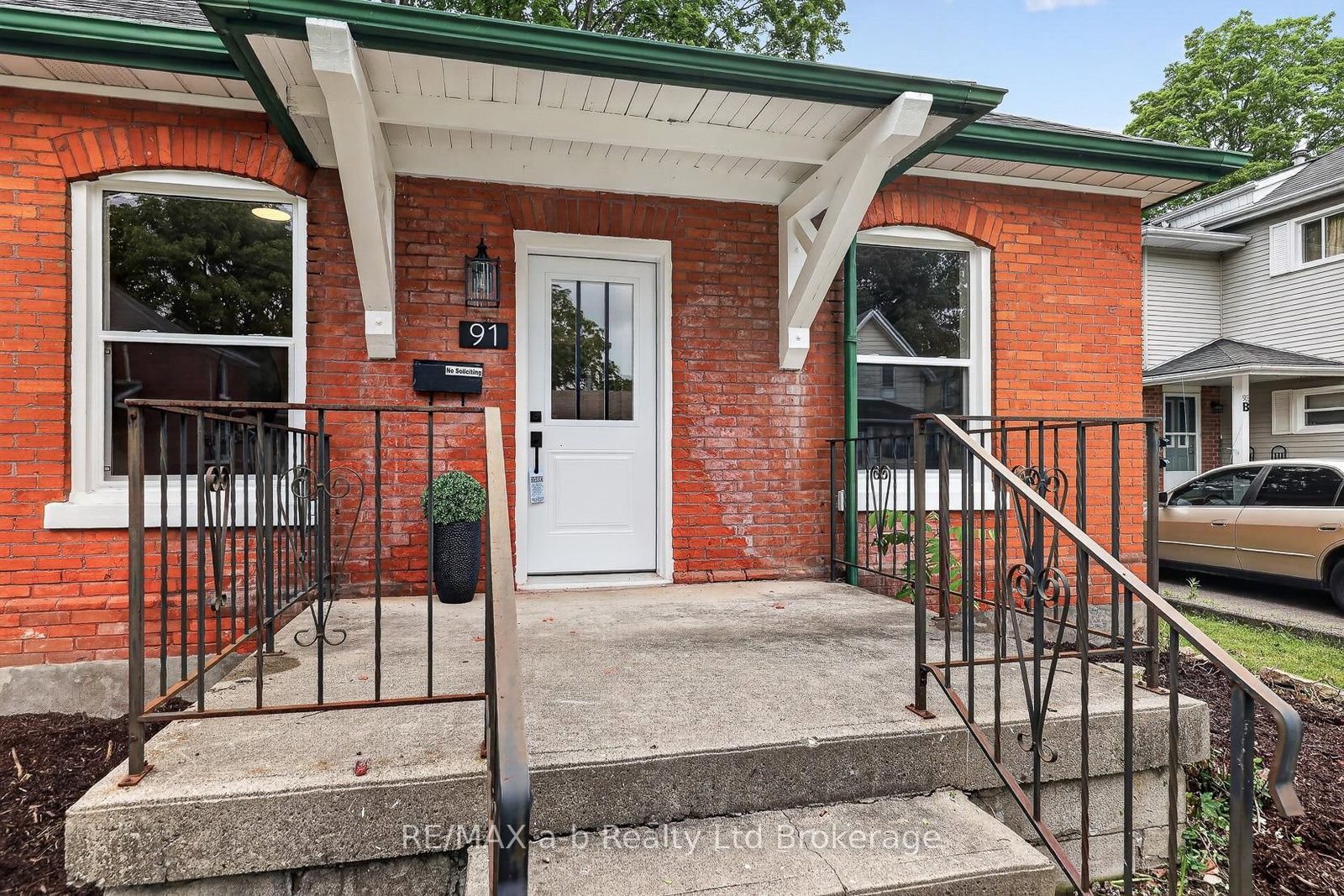 91 Winniett Street • Woodstock, ON photo 34