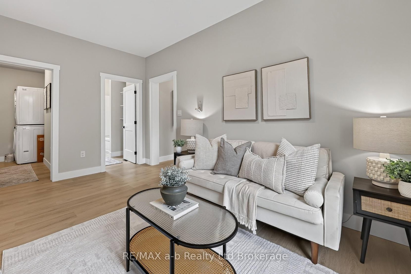91 Winniett Street • Woodstock, ON photo 4