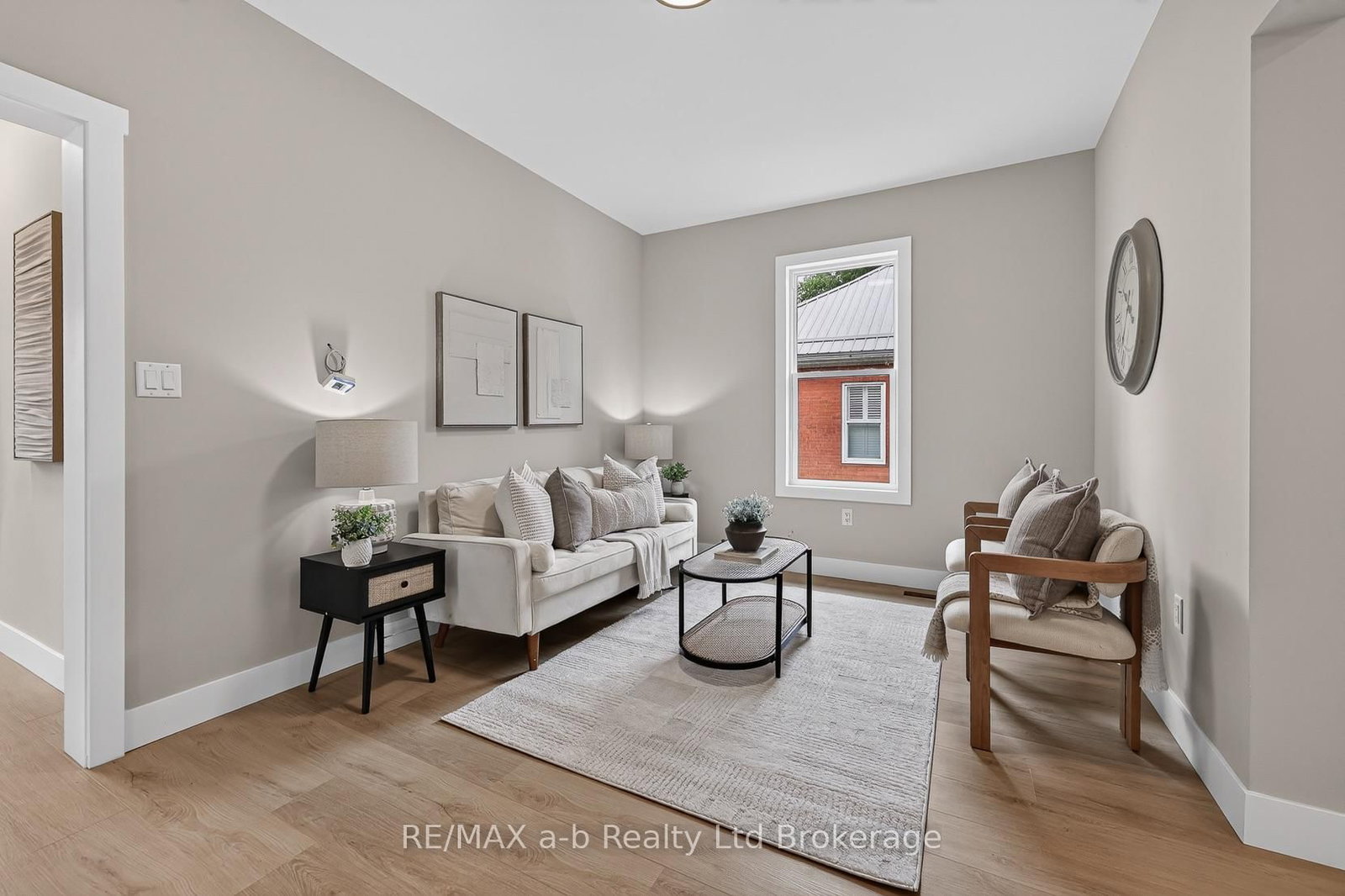 91 Winniett Street • Woodstock, ON photo 5