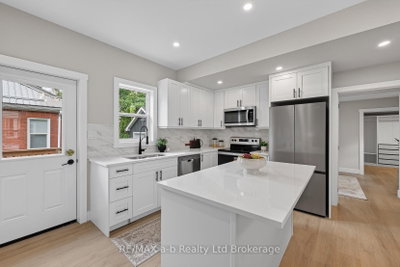 91 Winniett Street • Woodstock, ON photo 9