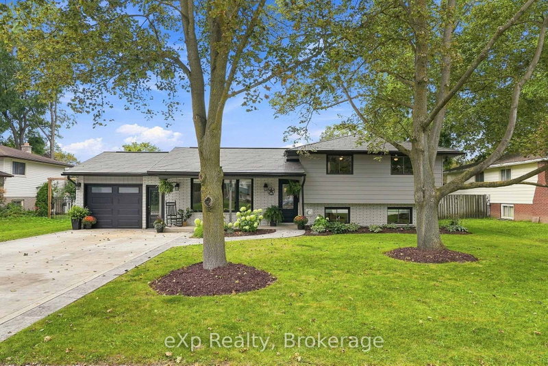 541 Oakview Crescent