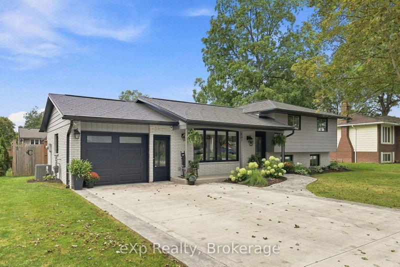 541 Oakview Crescent