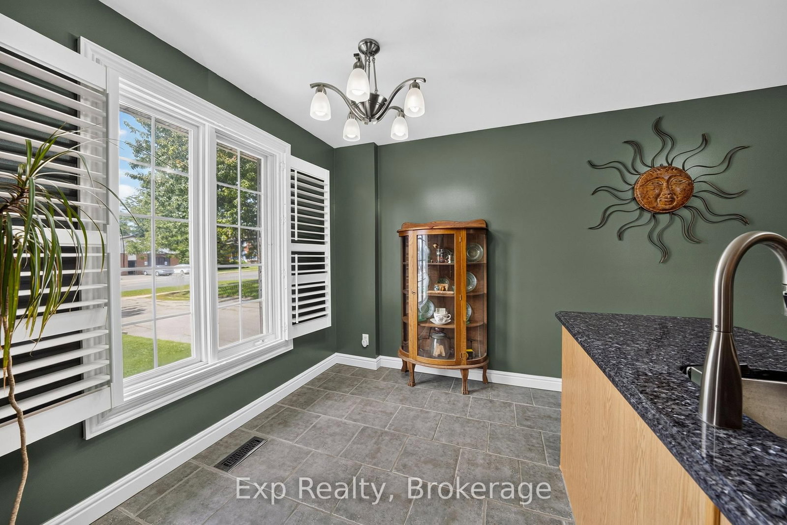59 Avondale Road • Belleville, ON photo 5