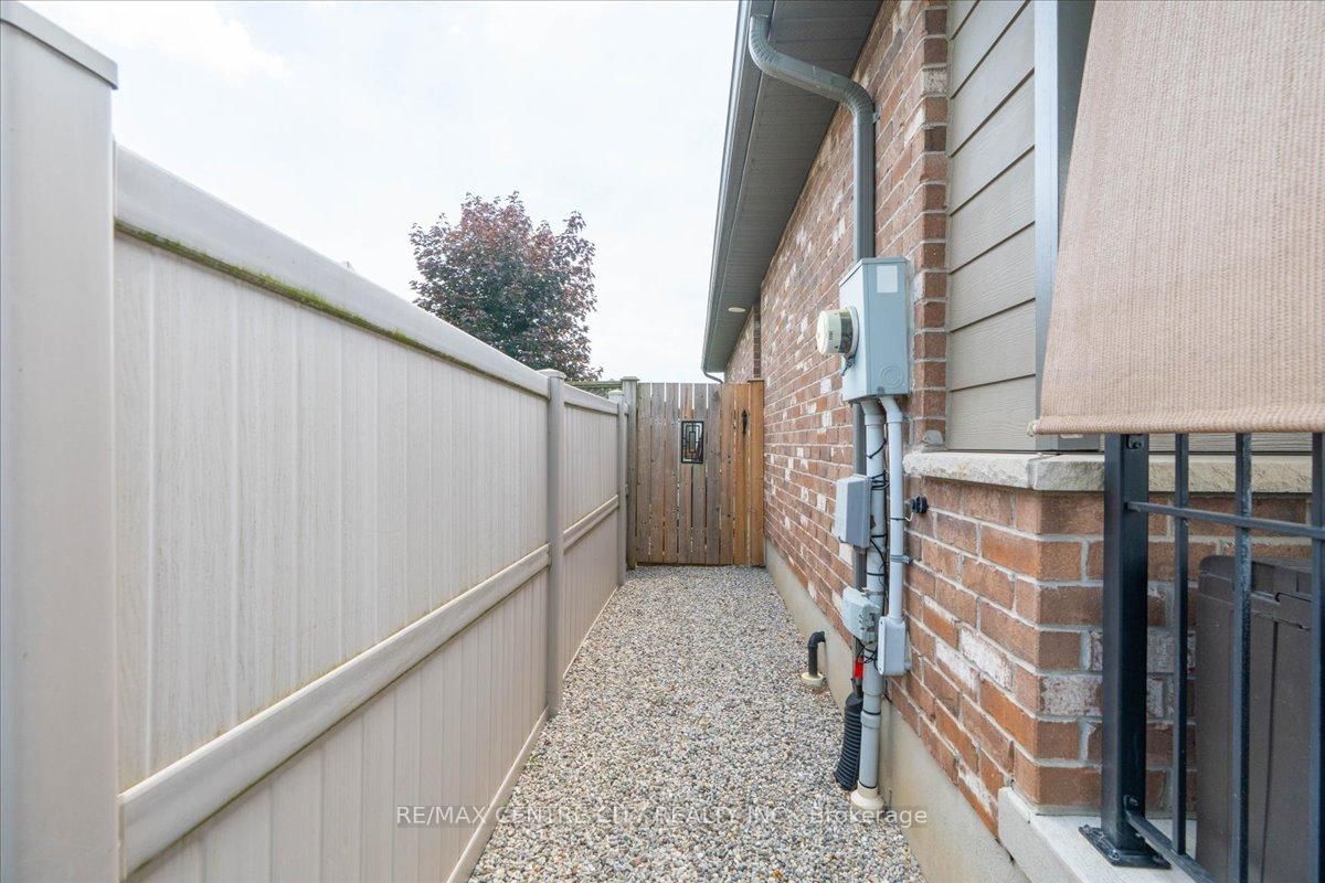 2 Cherry Blossom Lane • St. Thomas, ON photo 35