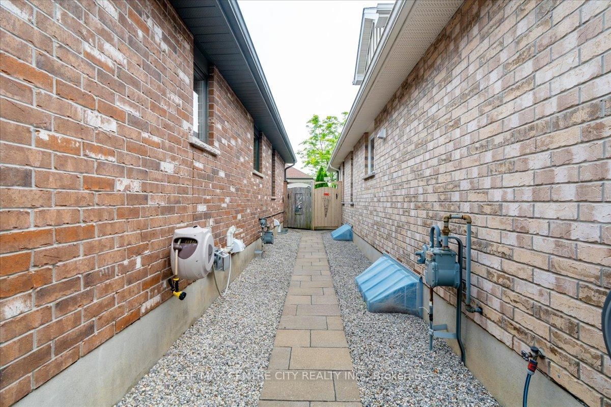 2 Cherry Blossom Lane • St. Thomas, ON photo 36