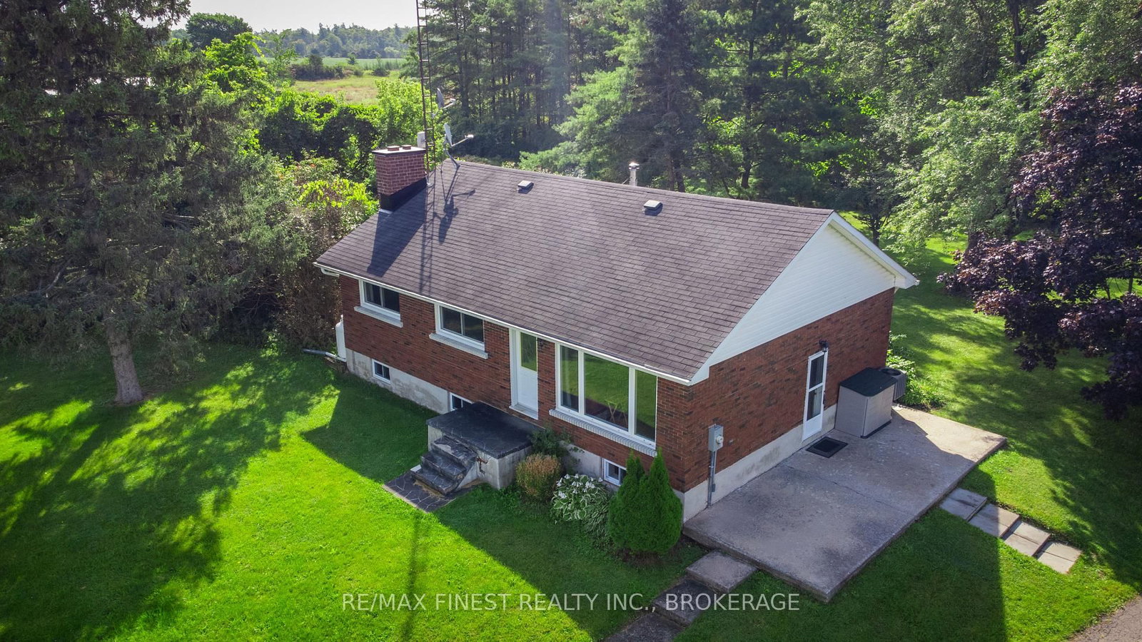 513 County road 2 • Front of Leeds & Seeleys Bay, ON photo 5