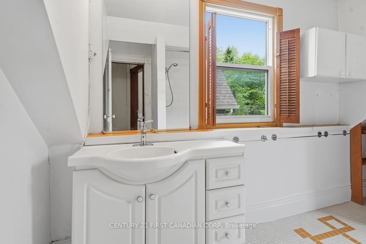 834 Colborne Street • London East, ON photo 27