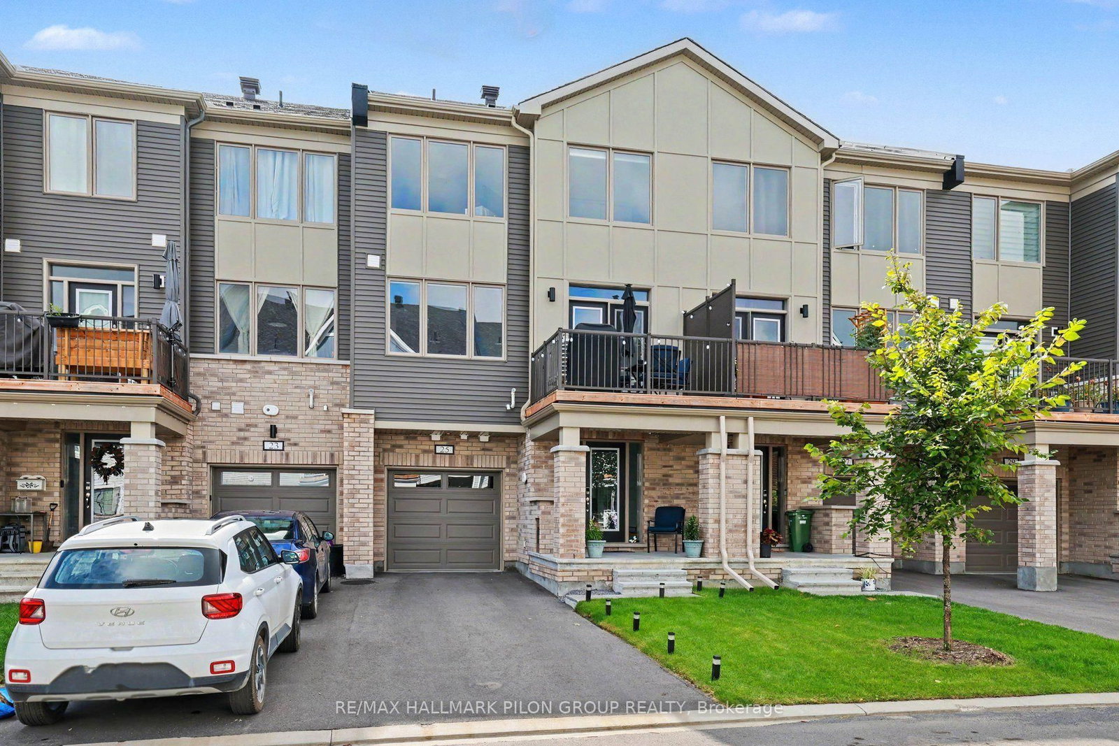 25 Stitch Mews • Richmond, ON photo 1