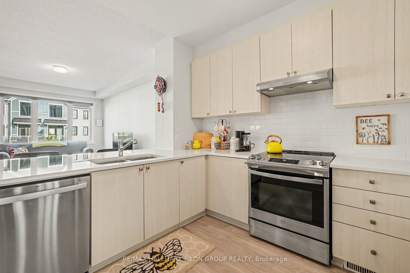 25 Stitch Mews • Richmond, ON photo 4