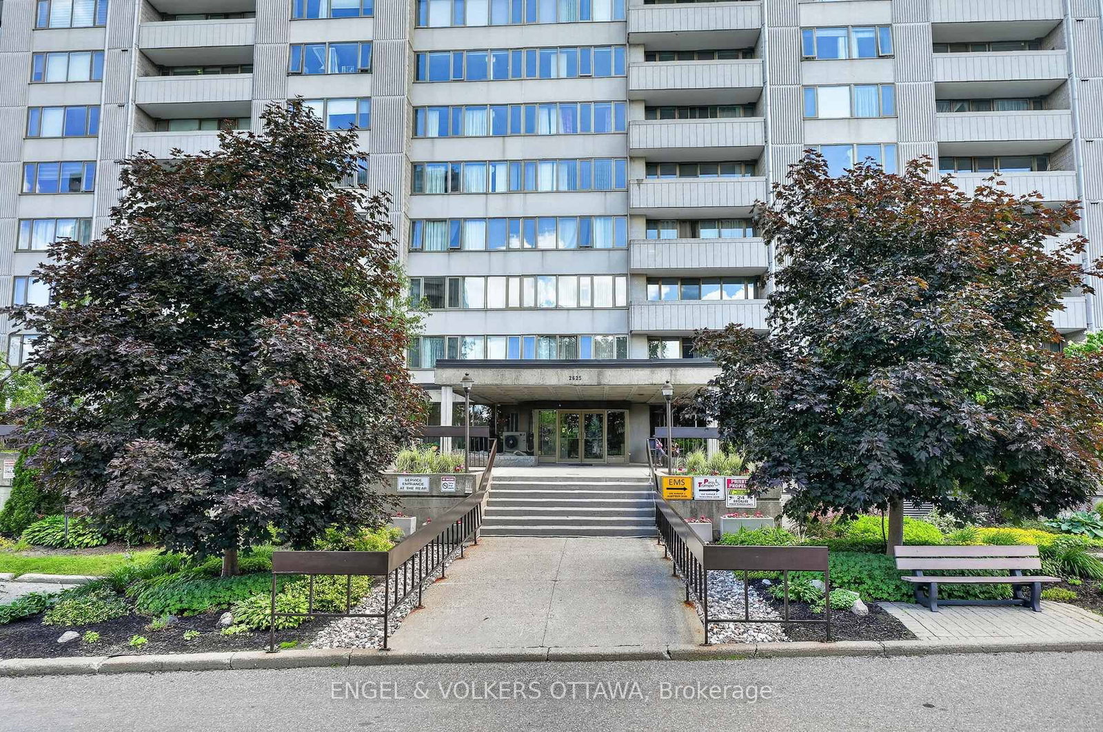 Front view of 1102-2625 Regina Street, Ottawa