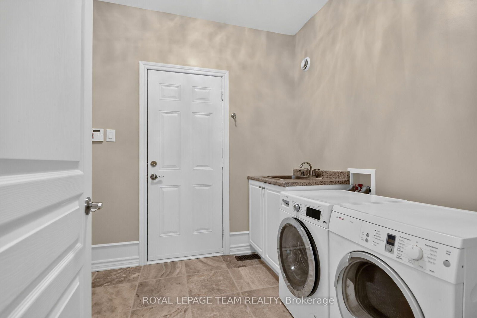 201 Trailgate Street • Ottawa, ON photo 29