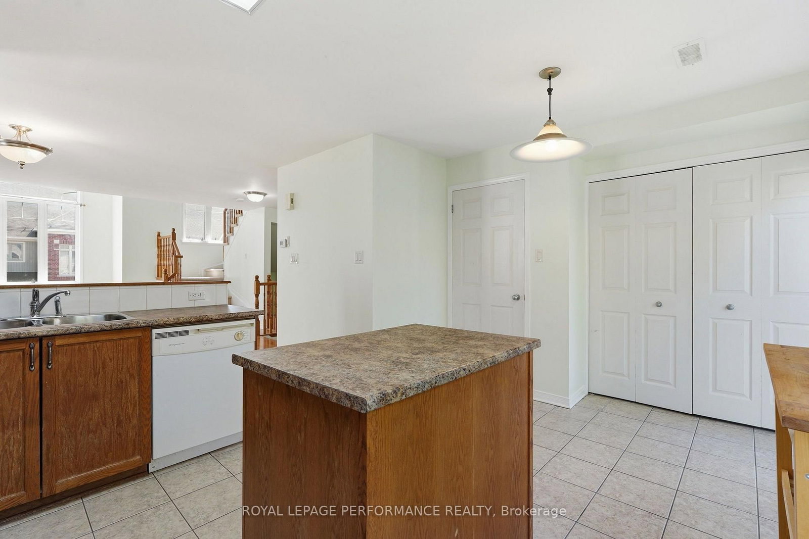 568 Reardon Private • #8 • Ottawa, ON photo 16