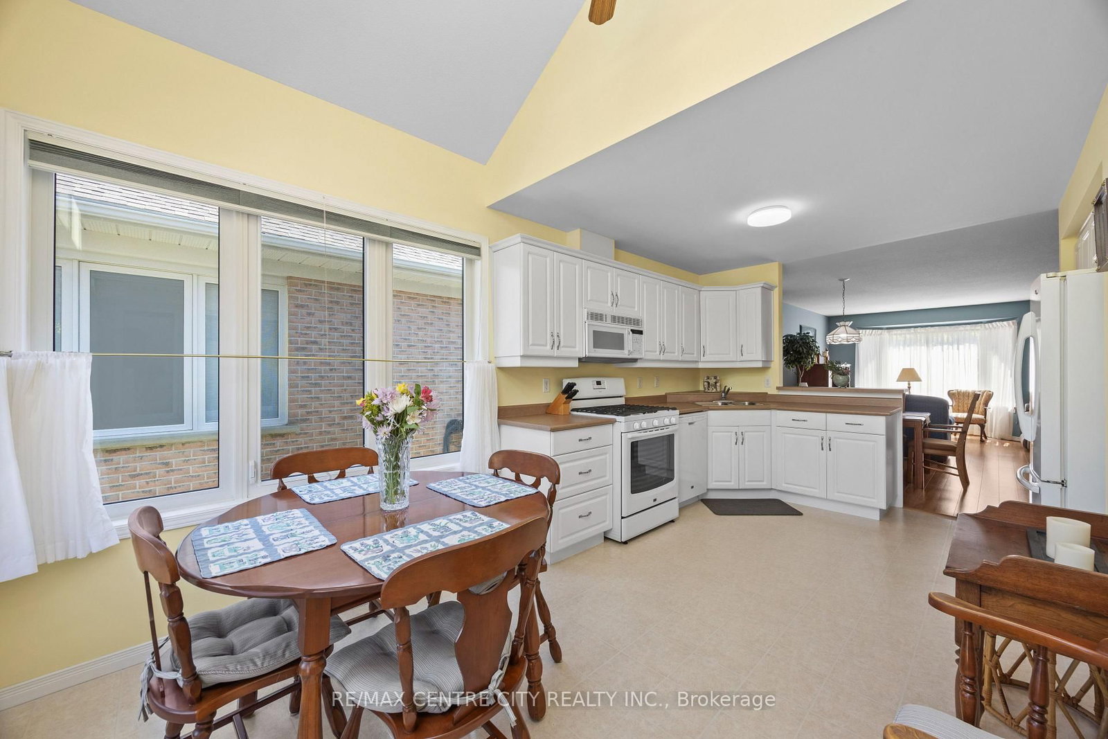 33 Ilderbrook Circle • Middlesex Centre, ON photo 10