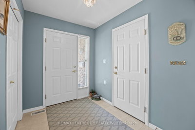 33 Ilderbrook Circle • Middlesex Centre, ON photo 3