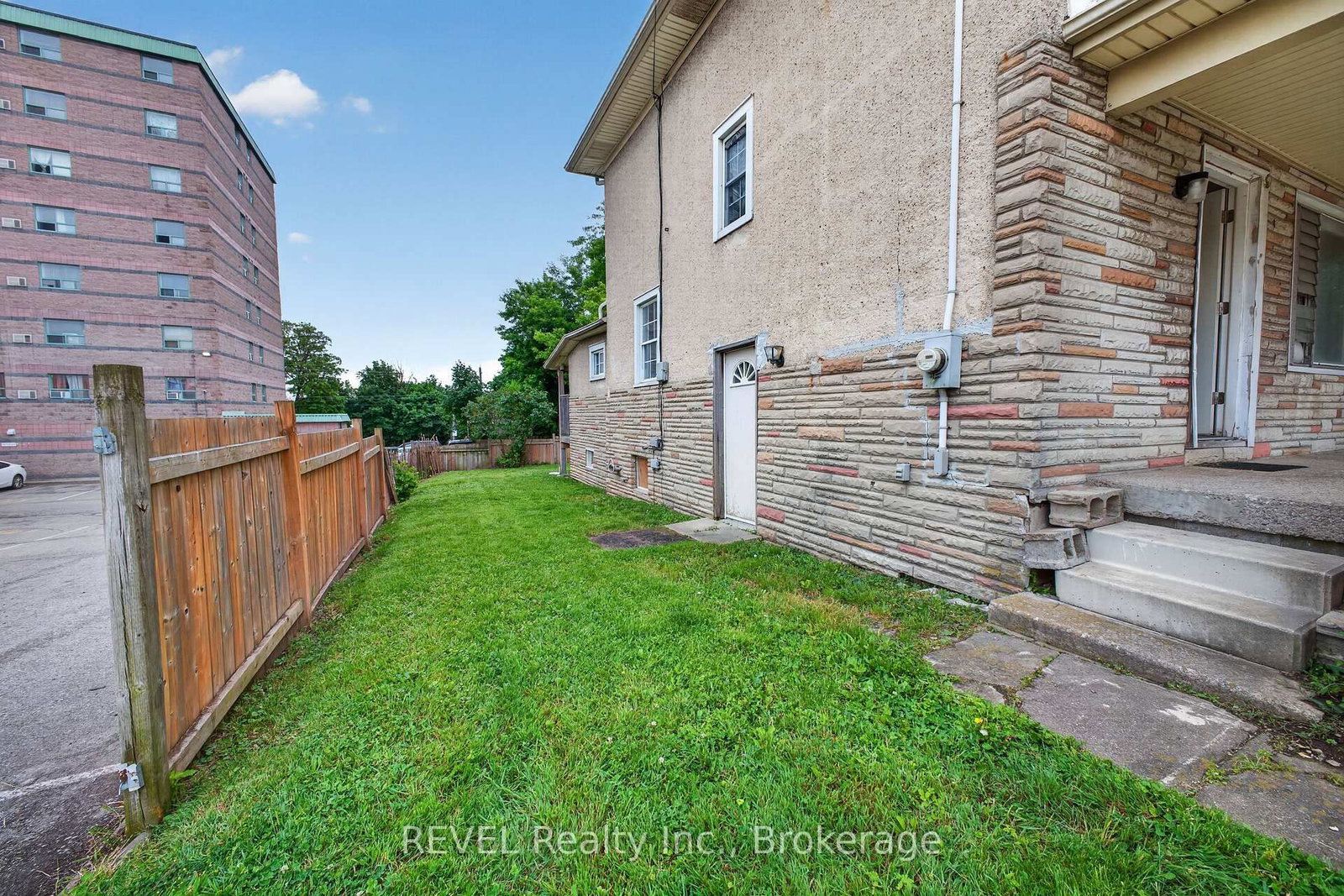 64 Division Street • St. Catharines, ON photo 2