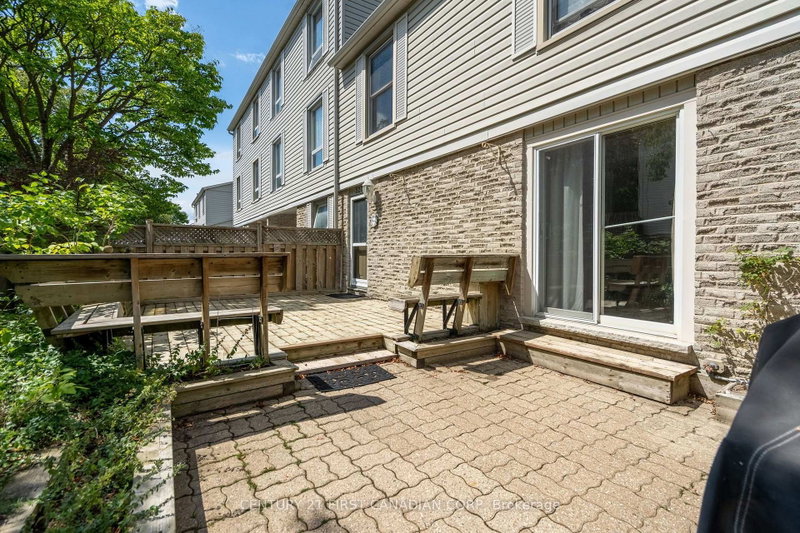 327 Everglade Crescent