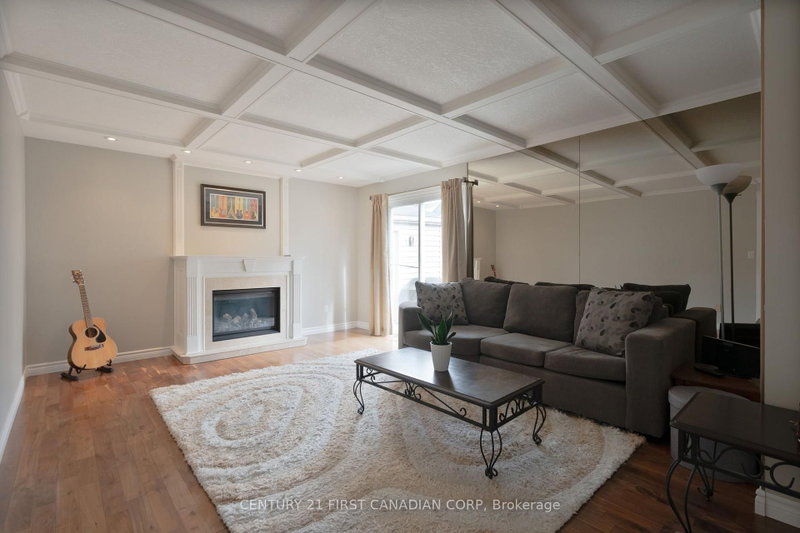 327 Everglade Crescent