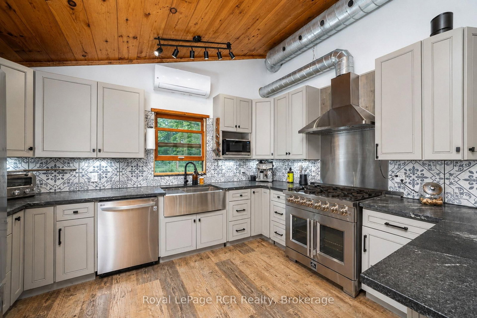 585216 Sideroad 10A • Grey Highlands, ON photo 9