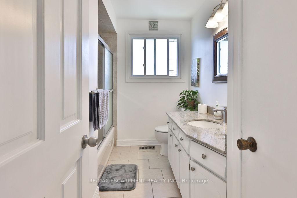 11 Lynwood Drive • Hamilton, ON photo 16