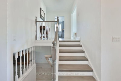 11 Lynwood Drive • Hamilton, ON photo 6