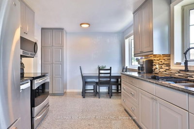 11 Lynwood Drive • Hamilton, ON photo 8