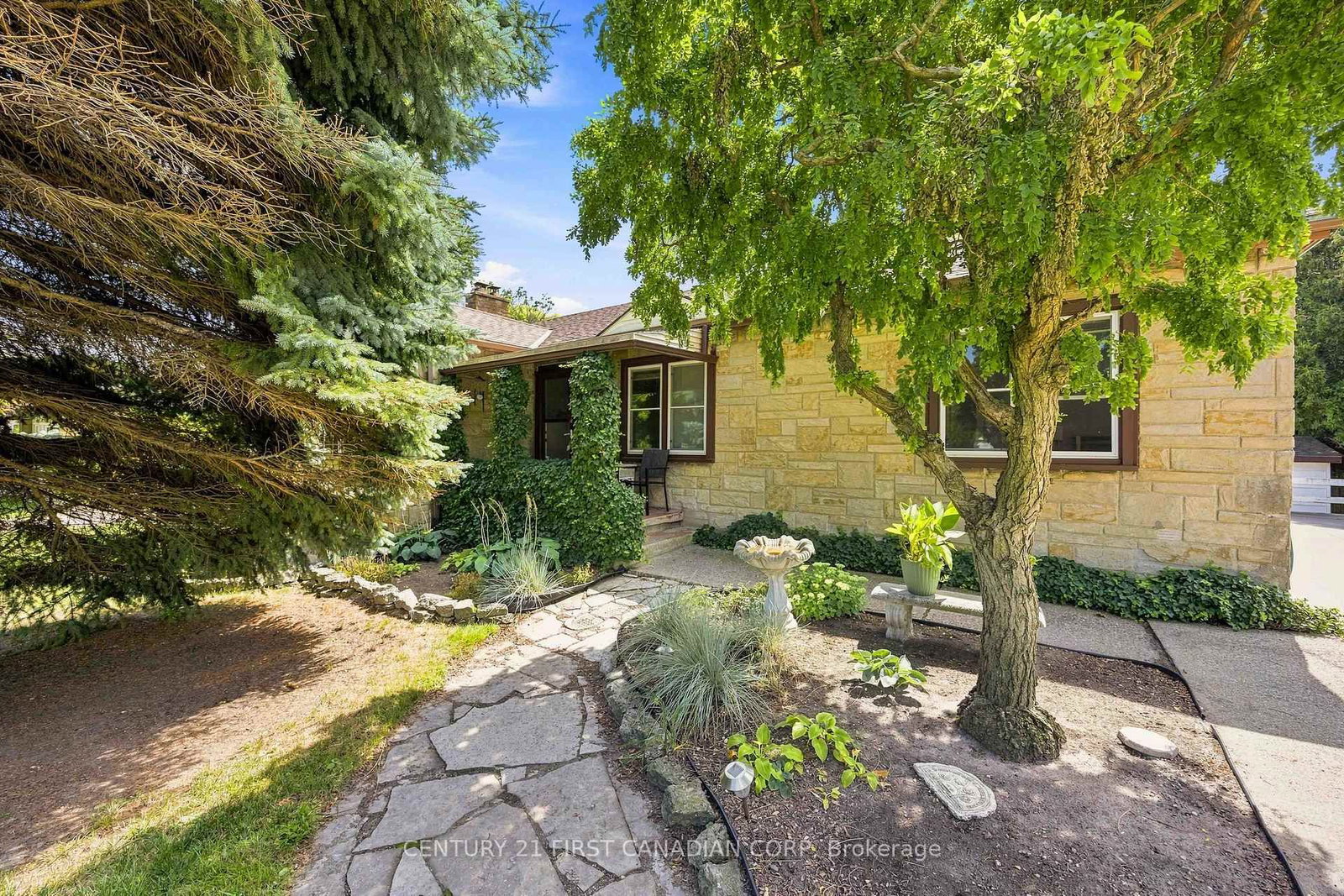 1027 London Road • Sarnia, ON photo 2