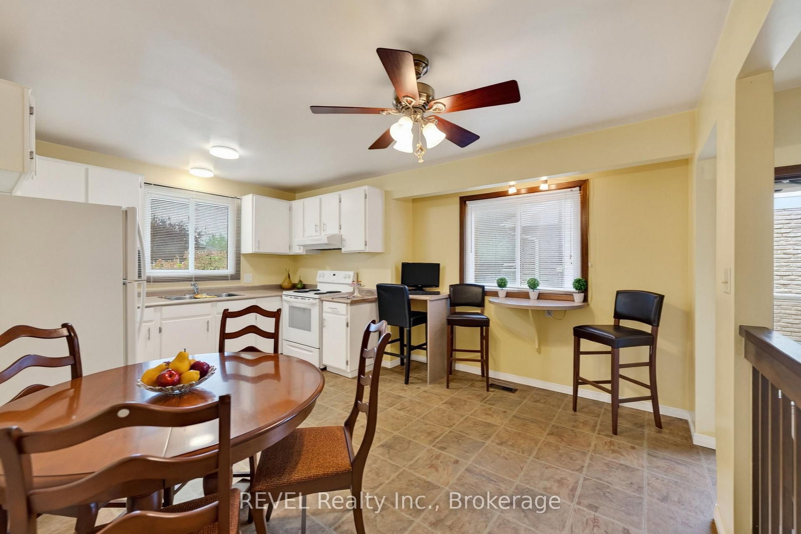36 Manor Road • St. Catharines, ON photo 4