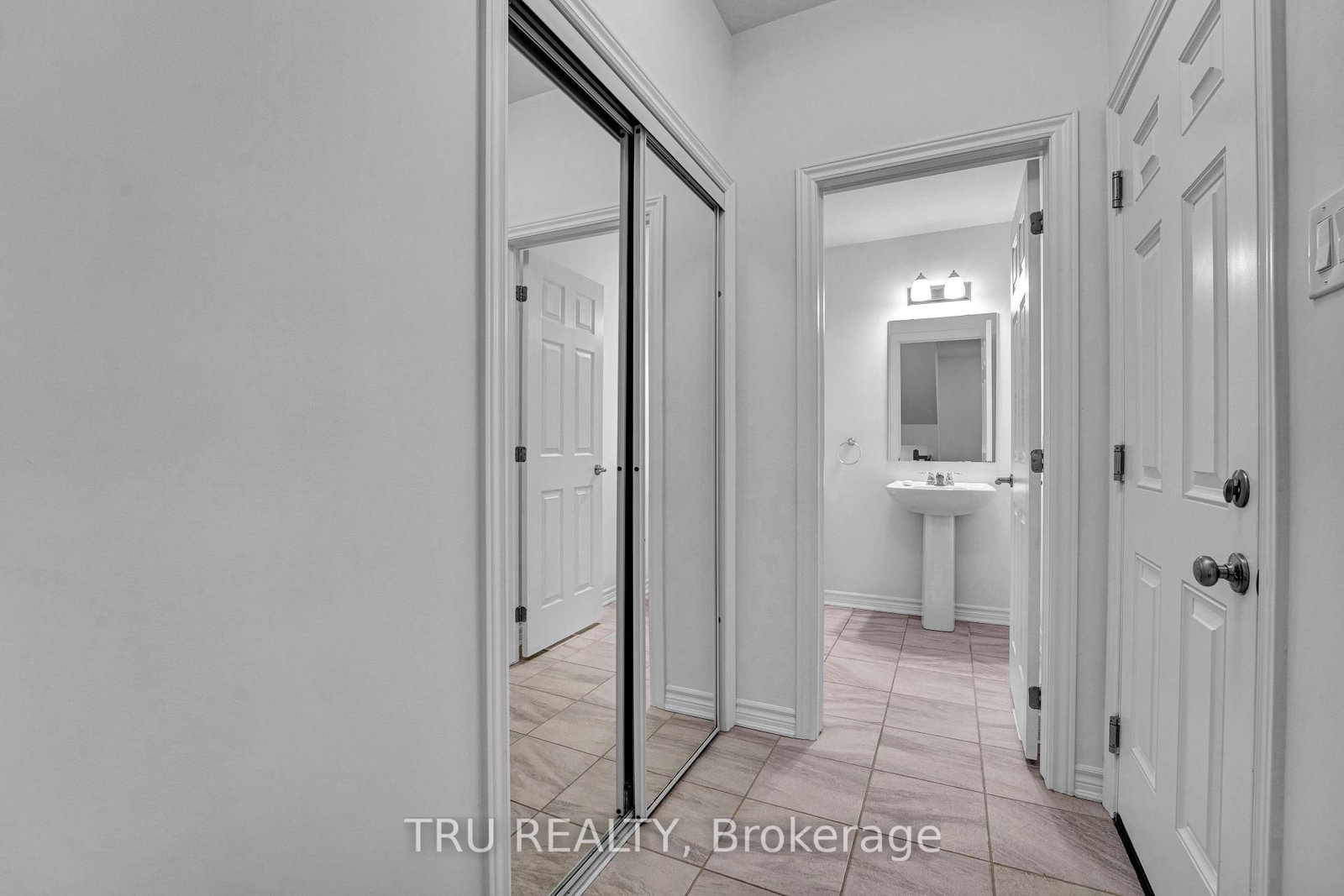 207 QUARTER HORSE Street • Ottawa, ON photo 5
