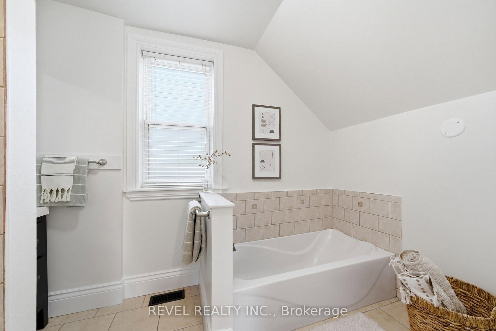 52 Cambridge Street N • Kawartha Lakes, ON photo 32