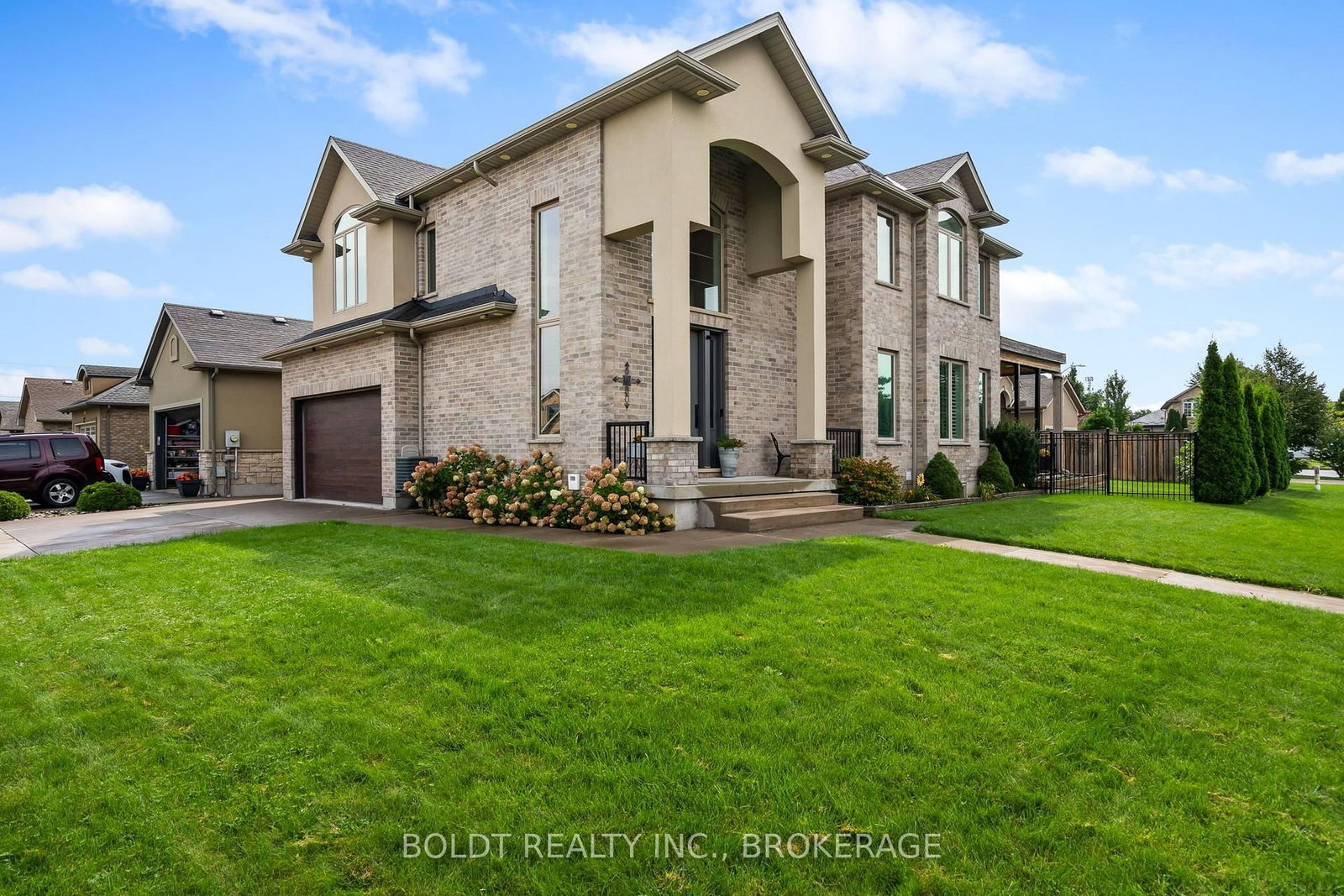 90 Videl Crescent N • St. Catharines, ON photo 2