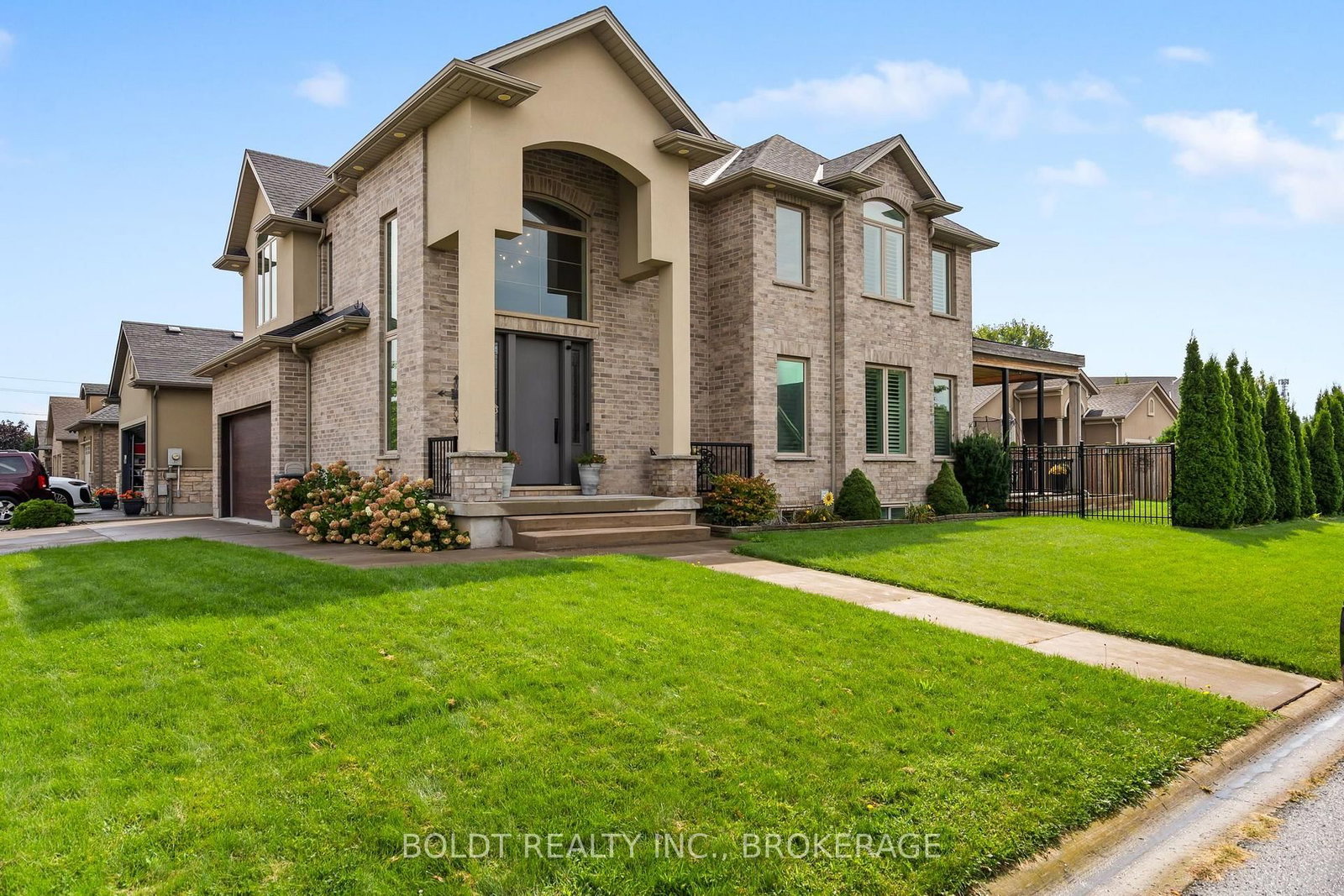 90 Videl Crescent N • St. Catharines, ON photo 3