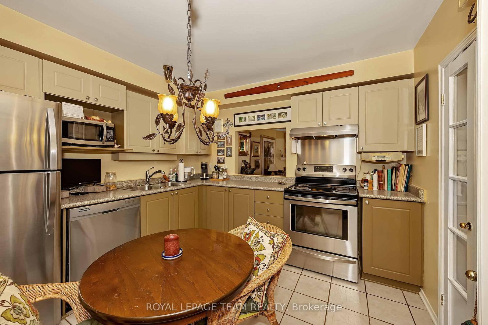 28 Monterey Drive • Ottawa, ON photo 4