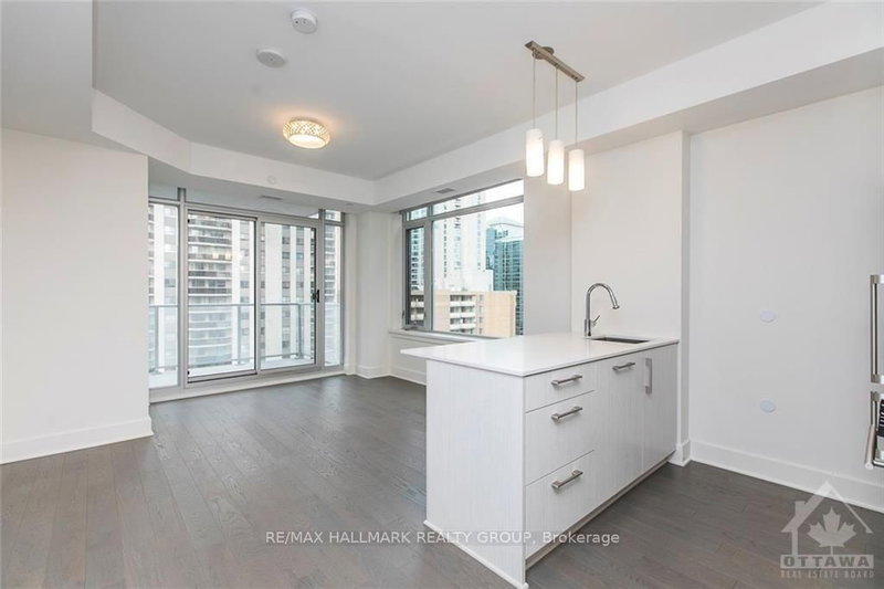 905 - 255 Bay Street