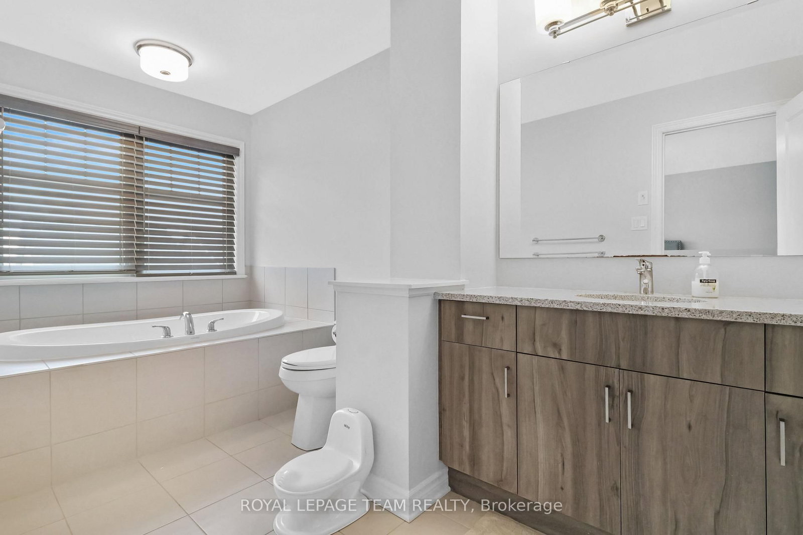 310 Kanashtage Terrace • Ottawa, ON photo 15
