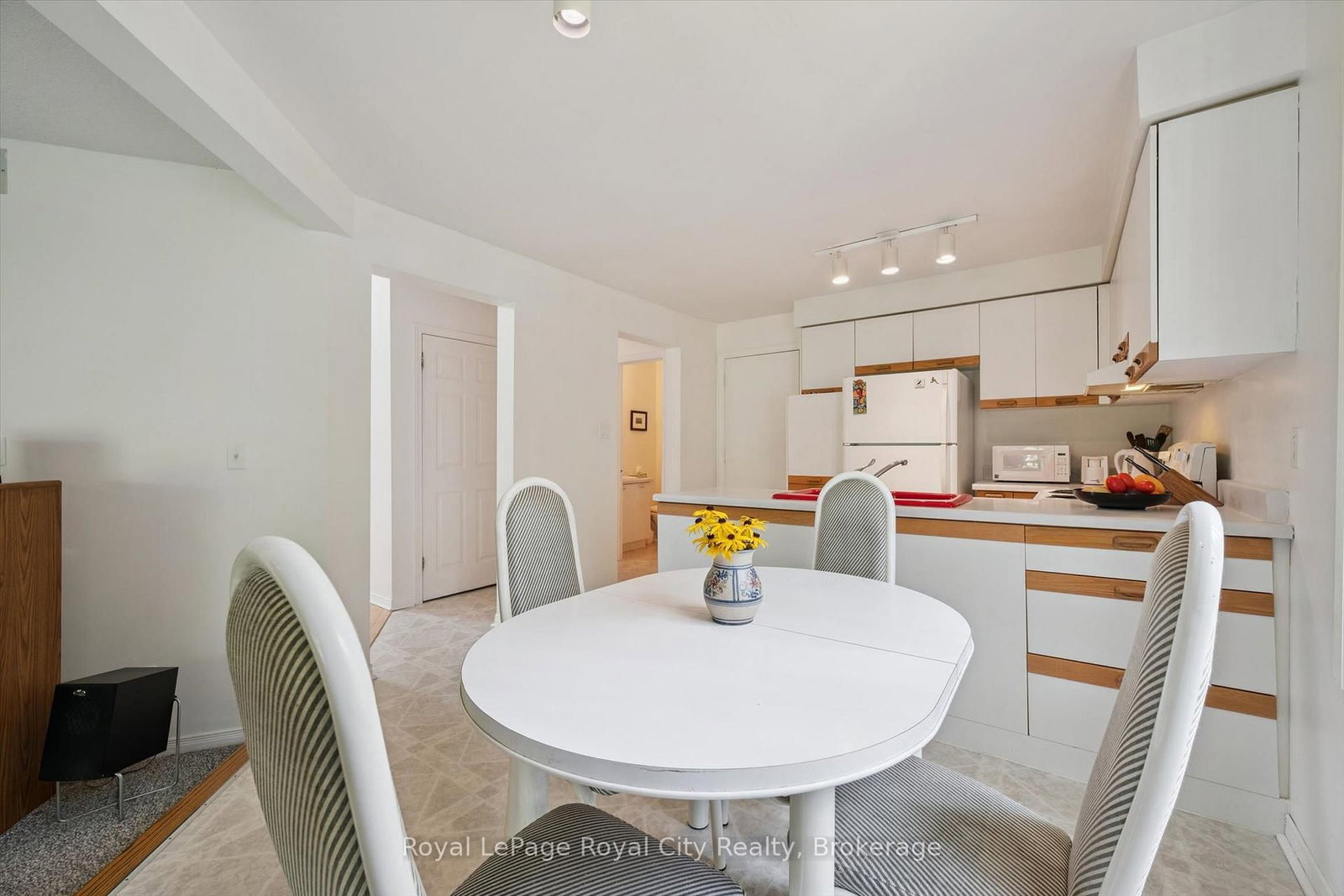 8 MOLLISON Court • Guelph, ON photo 11