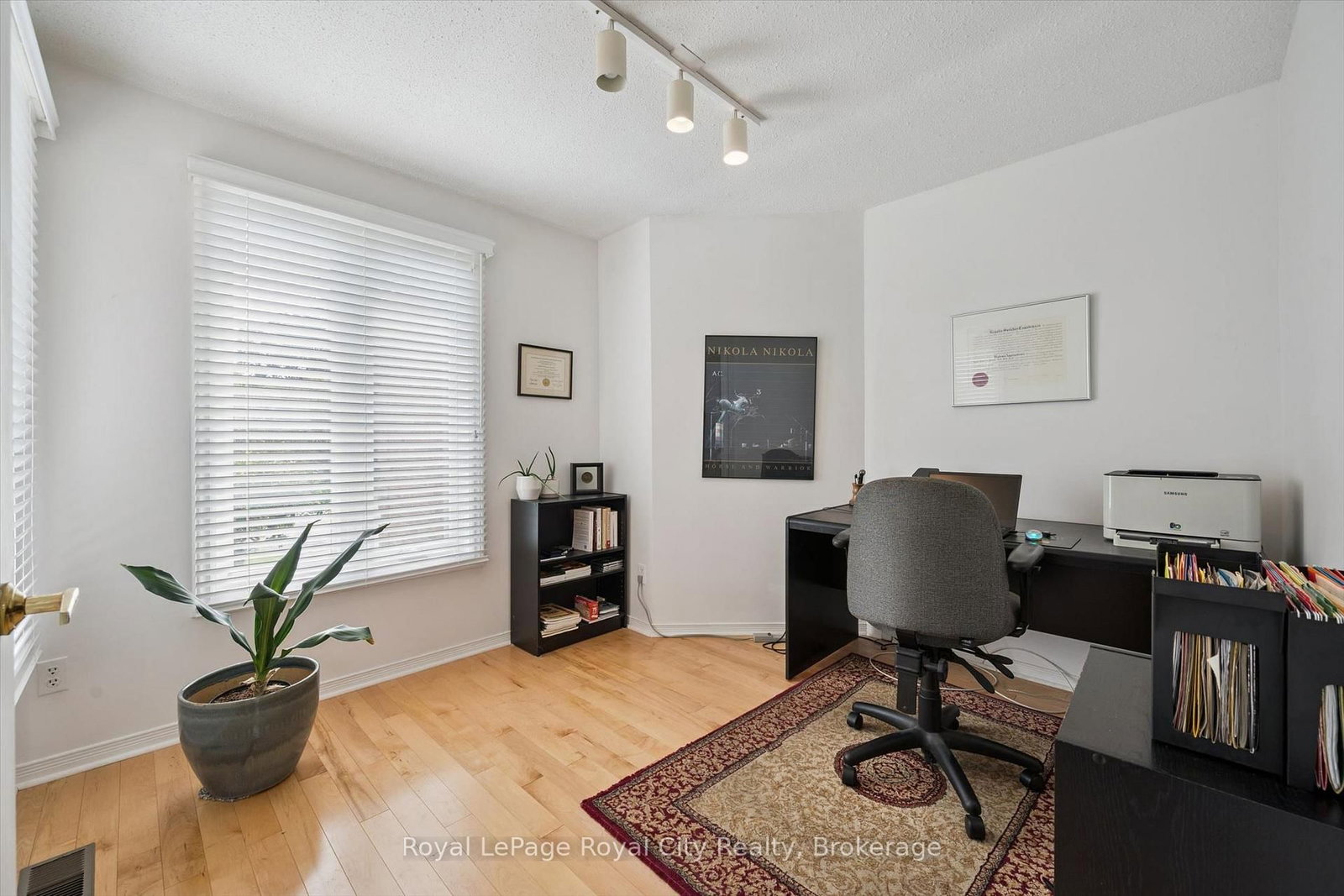8 MOLLISON Court • Guelph, ON photo 13