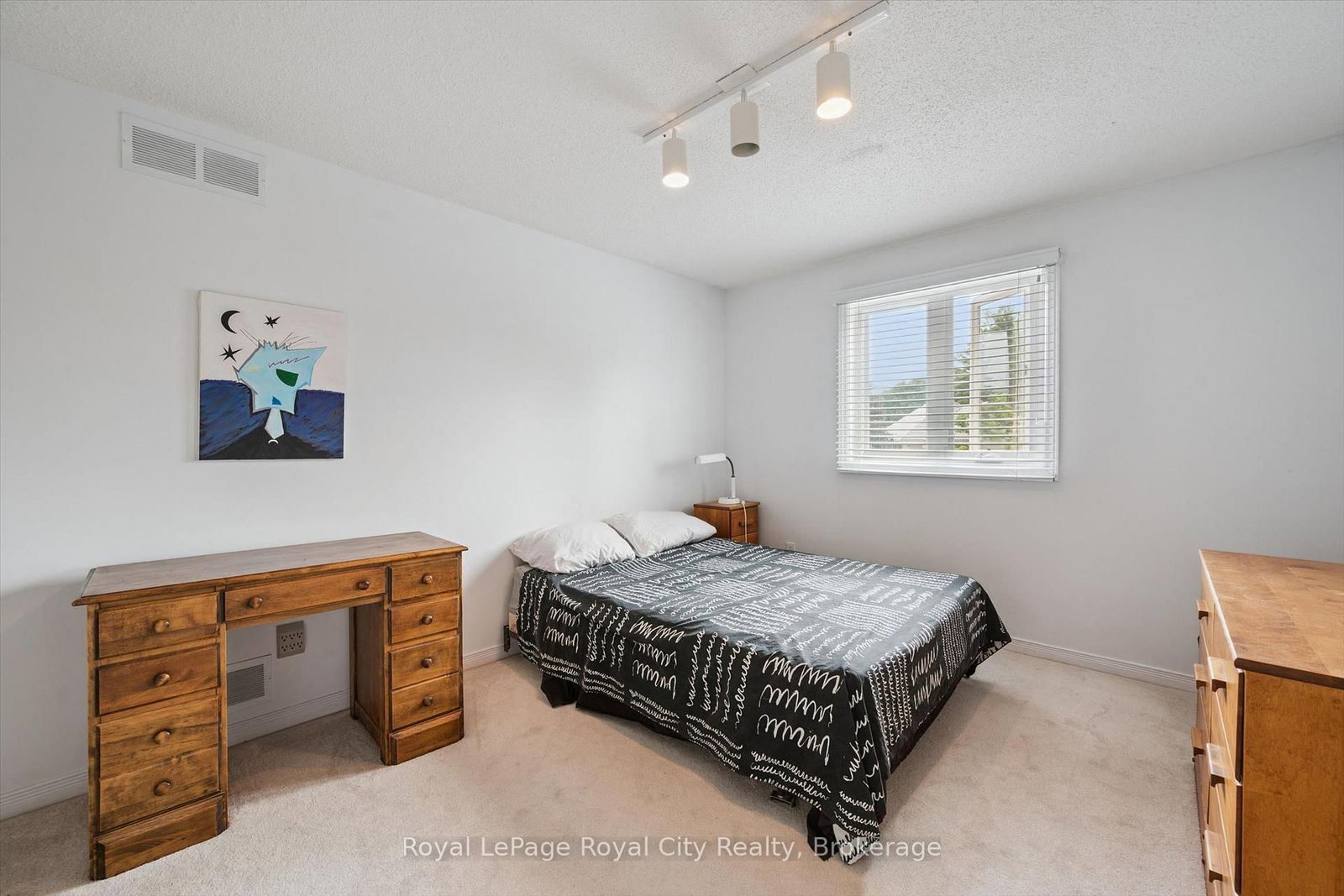 8 MOLLISON Court • Guelph, ON photo 18