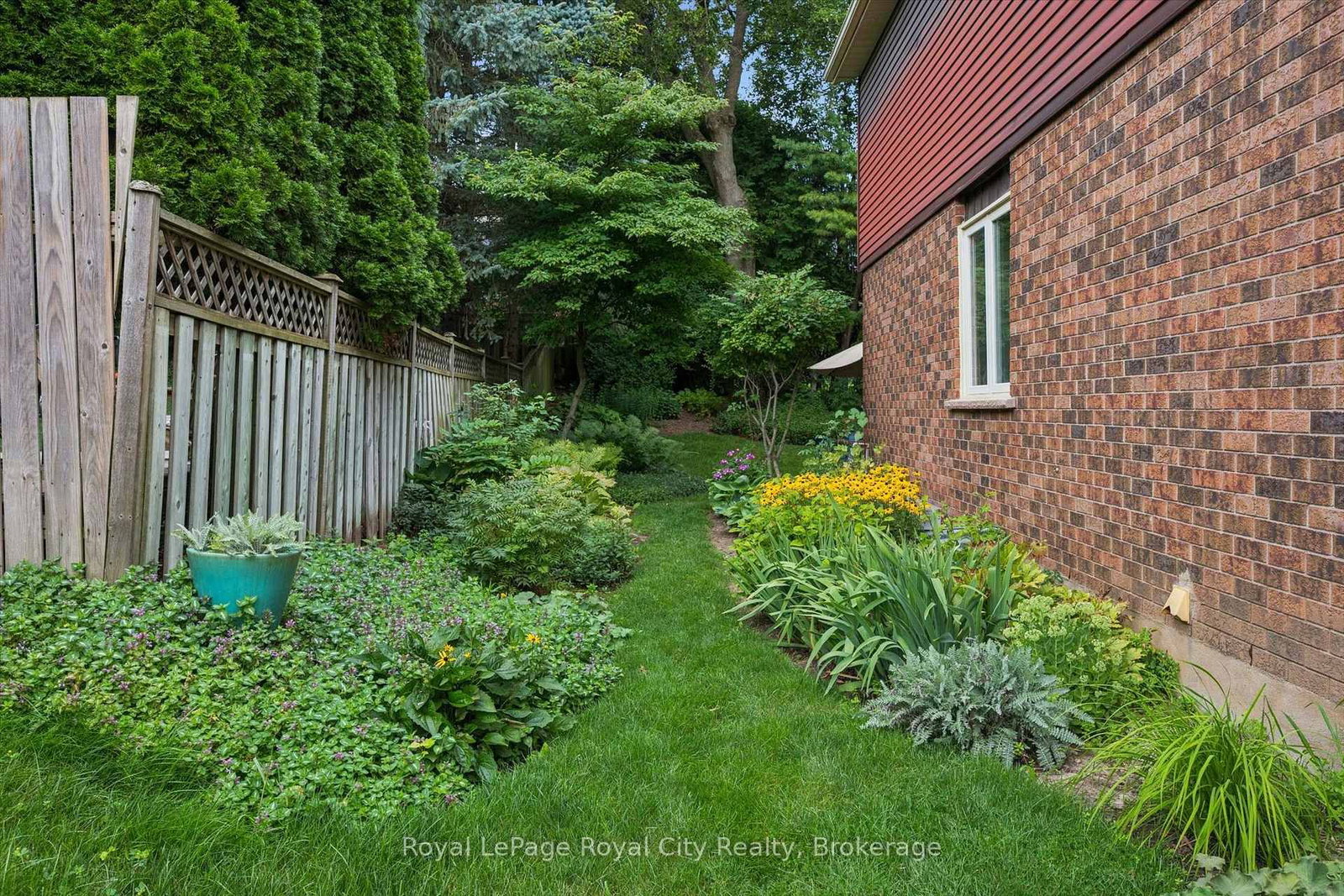 8 MOLLISON Court • Guelph, ON photo 24