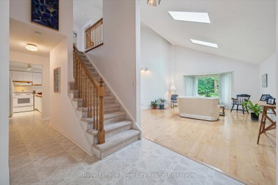 8 MOLLISON Court • Guelph, ON photo 4