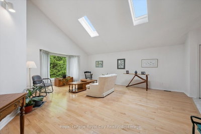 8 MOLLISON Court • Guelph, ON photo 6