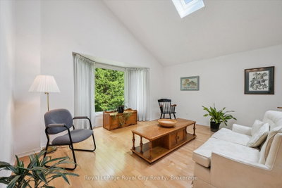 8 MOLLISON Court • Guelph, ON photo 7