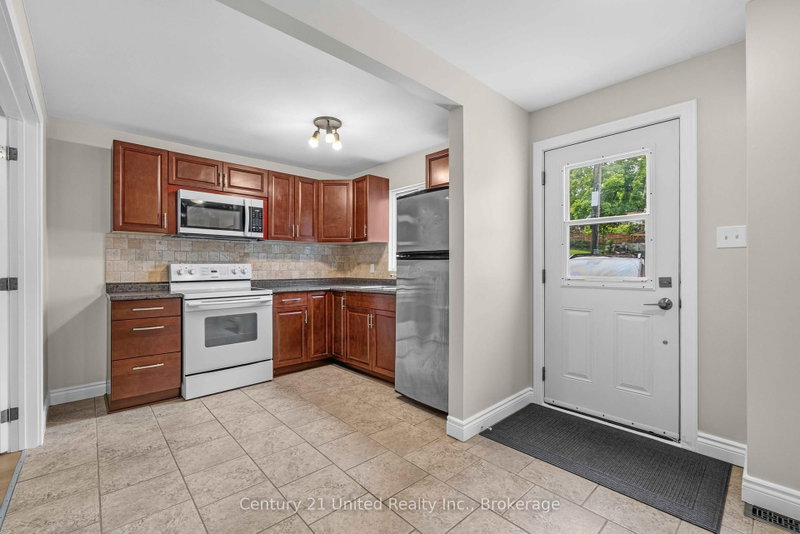223 Antrim St photo 4