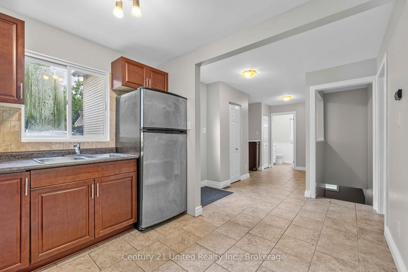 223 Antrim St photo 5