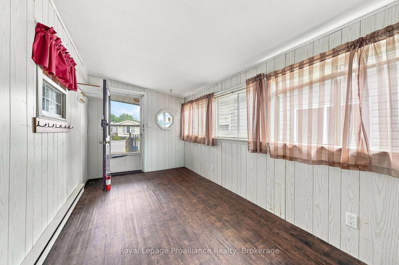 311 Dundas St E photo 5