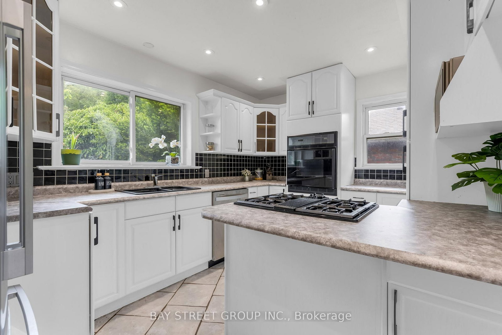 8 GLENBARR Road • St. Catharines, ON photo 9